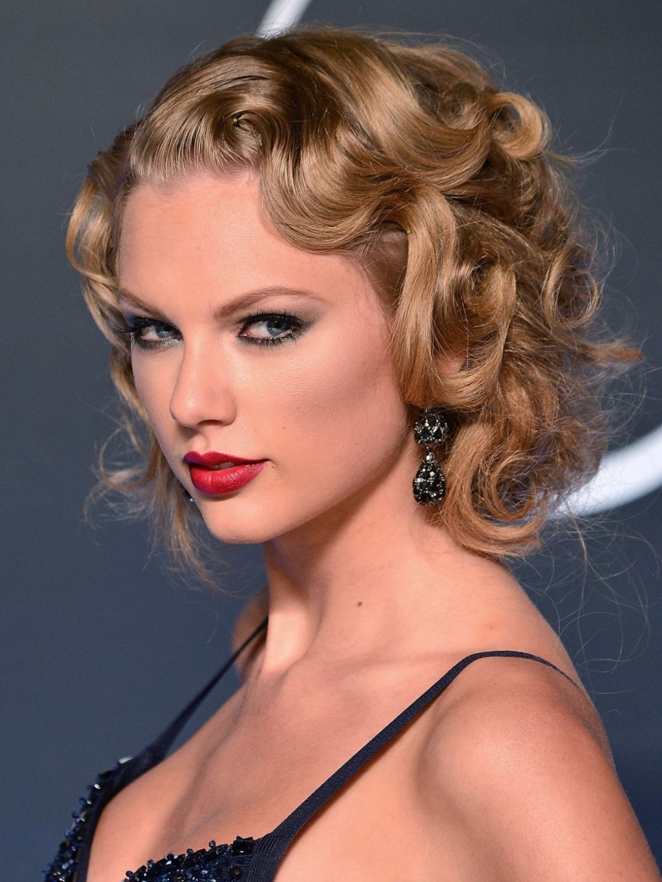 548ff5c11662b_-_rbk-short-curly-hairstyles-celeb-taylor-swift-s2